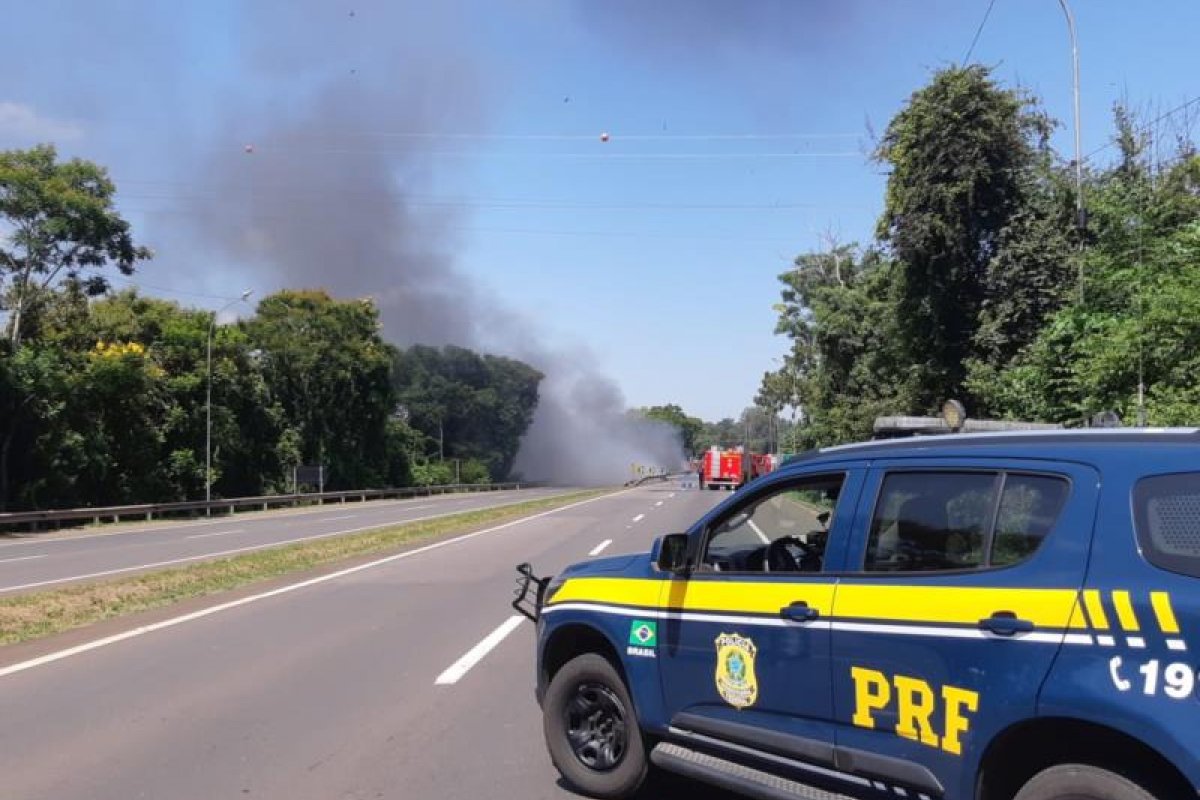 Homem em carona de caminhão morre após veículo tombar e ser atingido por carro em rodovia no sul da Bahia