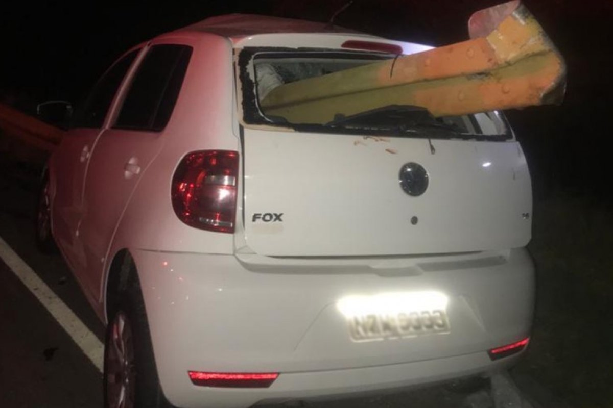 Mulher fica gravemente ferida após carro bater em guard rail e ferragem atravessar veículo na Bahia
