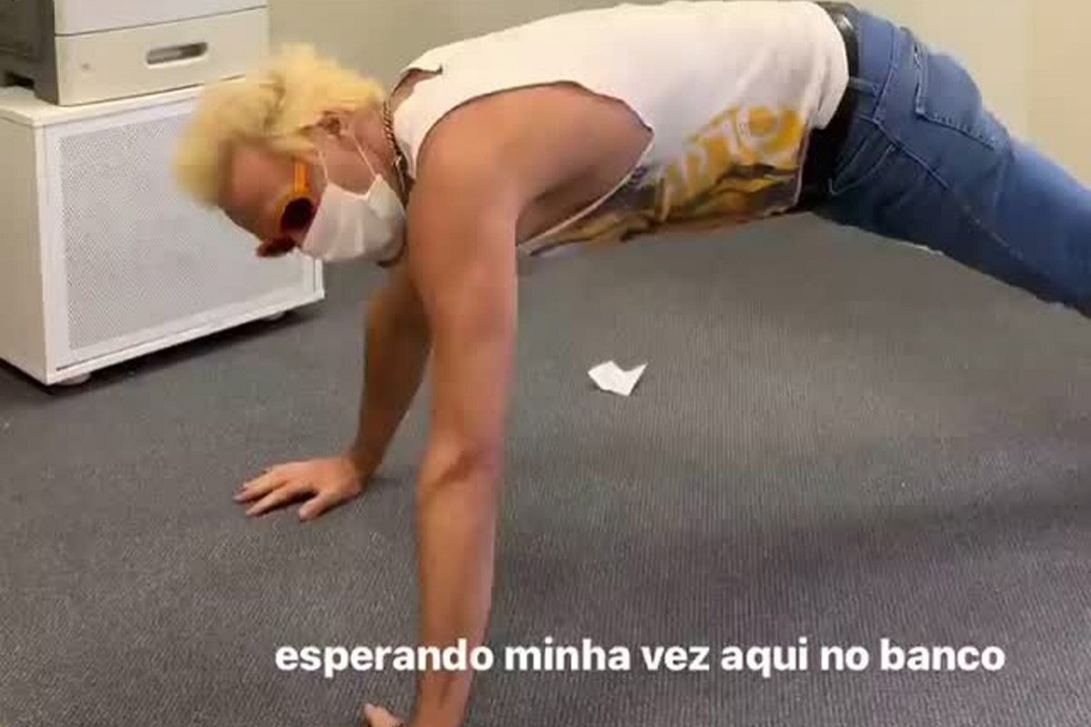 Supla resolve fazer  flexões enquanto aguarda ser atendido no banco