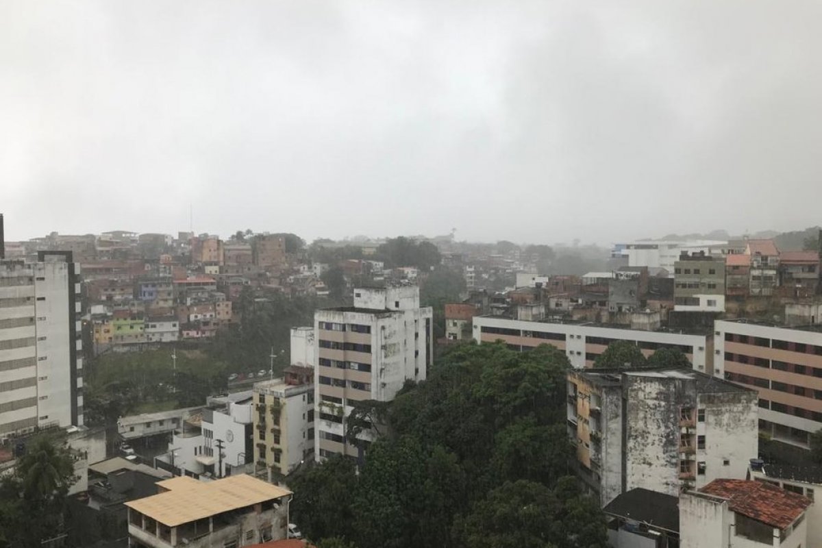Salvador tem sexta-feira (23) de céu nublado e pancadas de chuva