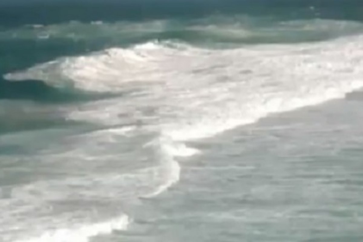 Salva-vidas iniciam buscas por bombeiro que se afogou em praia na Barra da Tijuca