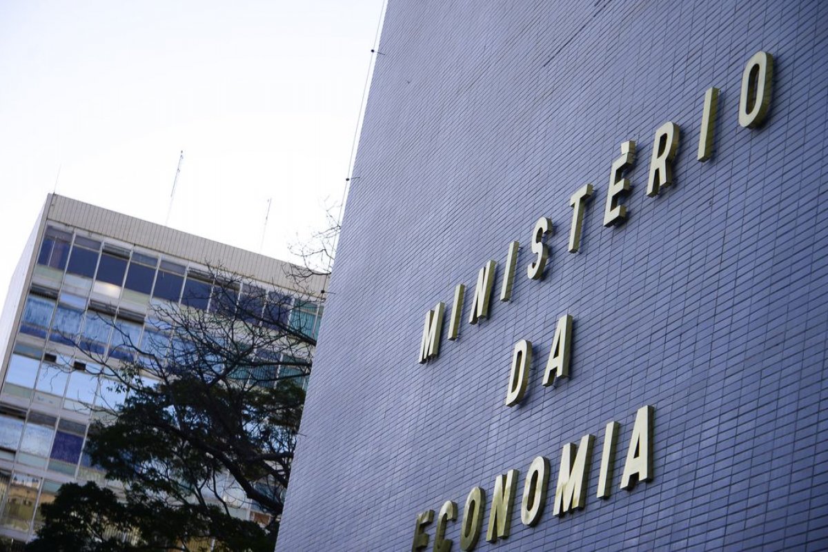 Governo reduz gastos extraordinários contra Covid em R$ 421 bi 