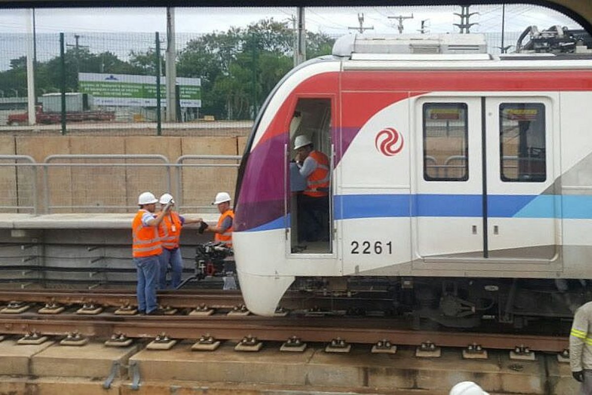 Manutenção em linha de metrô causa transtorno entre passageiros em Salvador