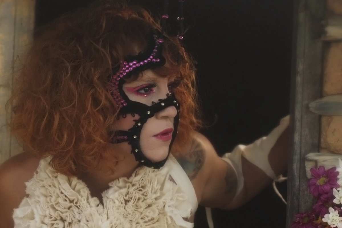 Sandyalê traz aura de David Bowie em versão eletroacústica de Bruta
