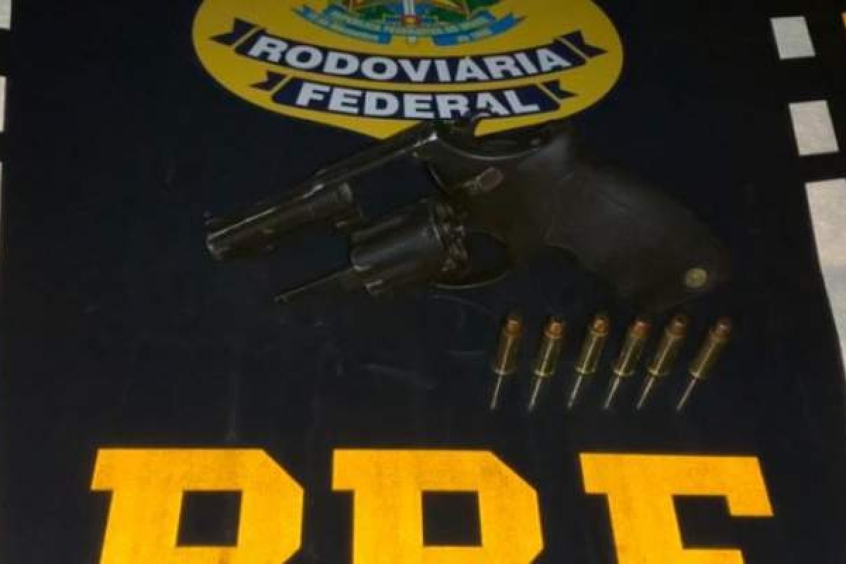 PRF prende jovem por porte ilegal de arma em Alagoinhas