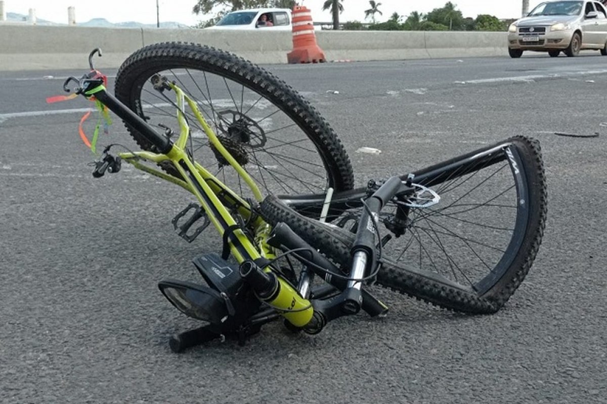 Mulher morre durante passeio de bicicleta após ser atingida por veículo na BR-116, em Feira de Santana