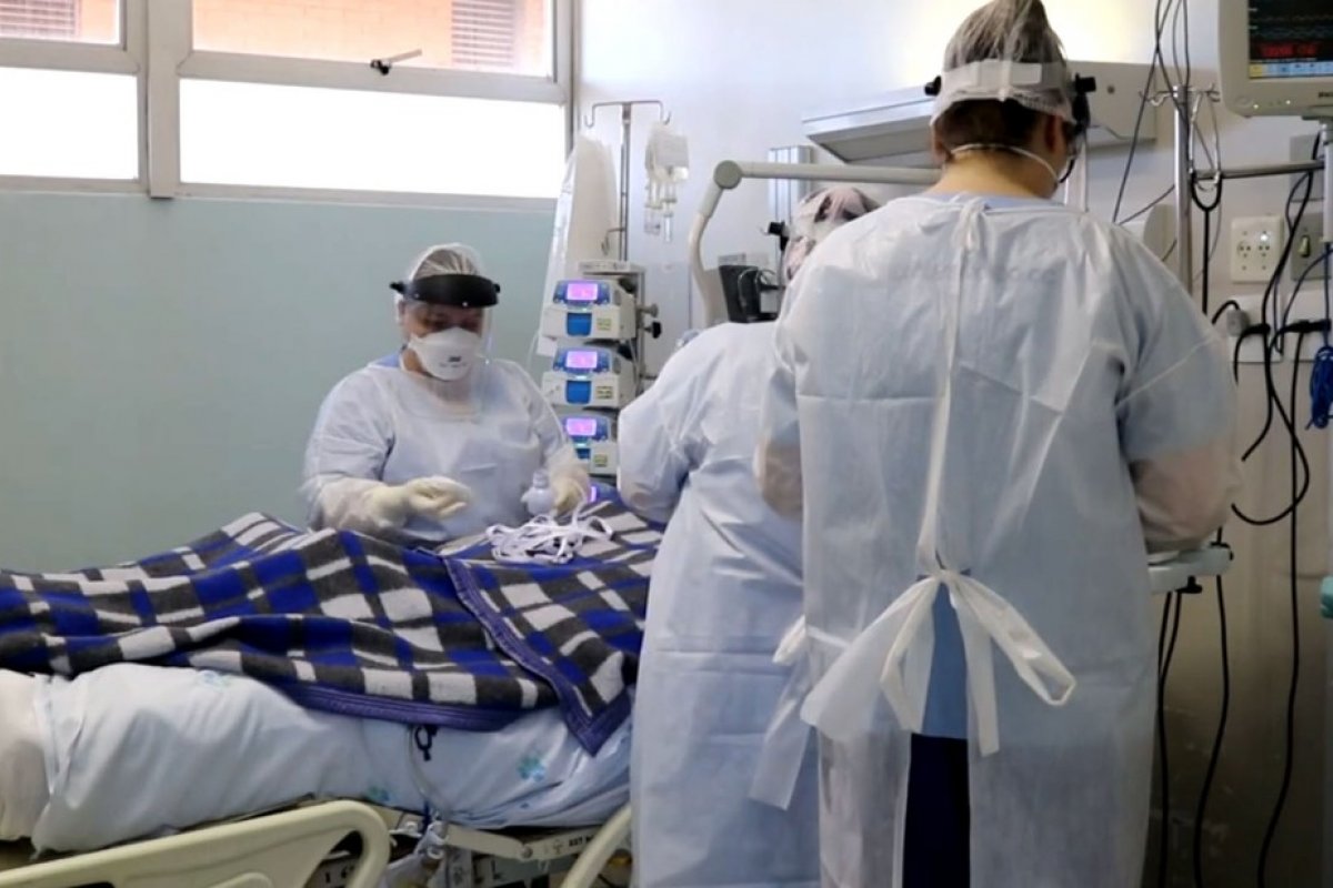 Bahia pode superar mortes do 1º ano da pandemia nesta semana, diz consórcio de veículos