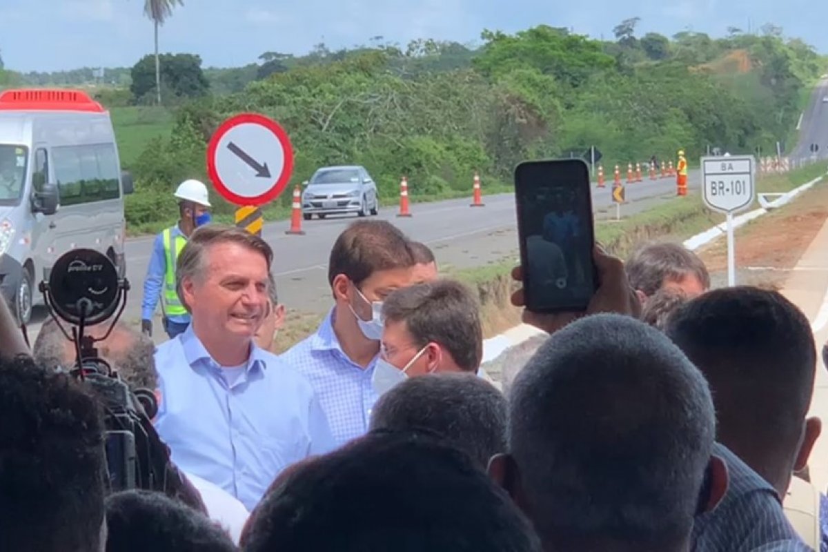 Sem máscara, presidente Bolsonaro é recebido por apoiadores na Bahia