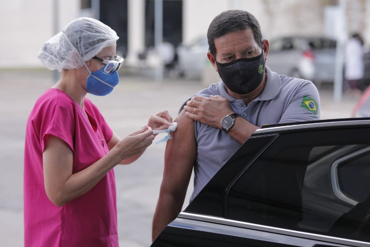 Hamilton Mourão recebe segunda dose da vacina contra Covid-19 