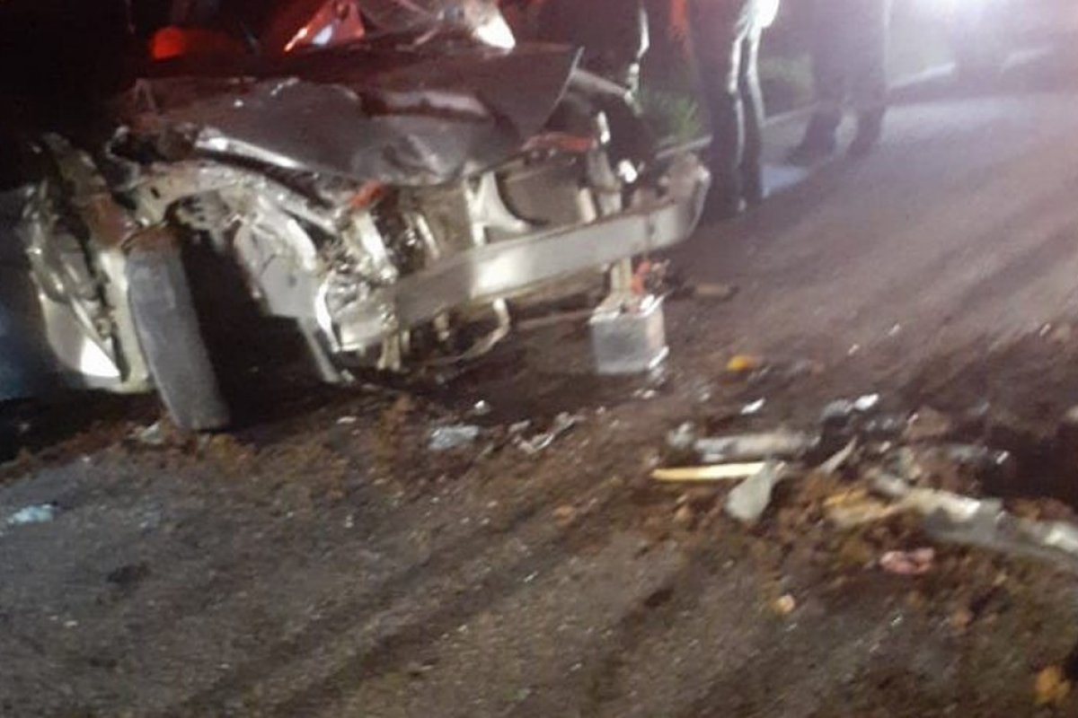 Duas pessoas morrem após colisão entre carro e caminhão na BA-046