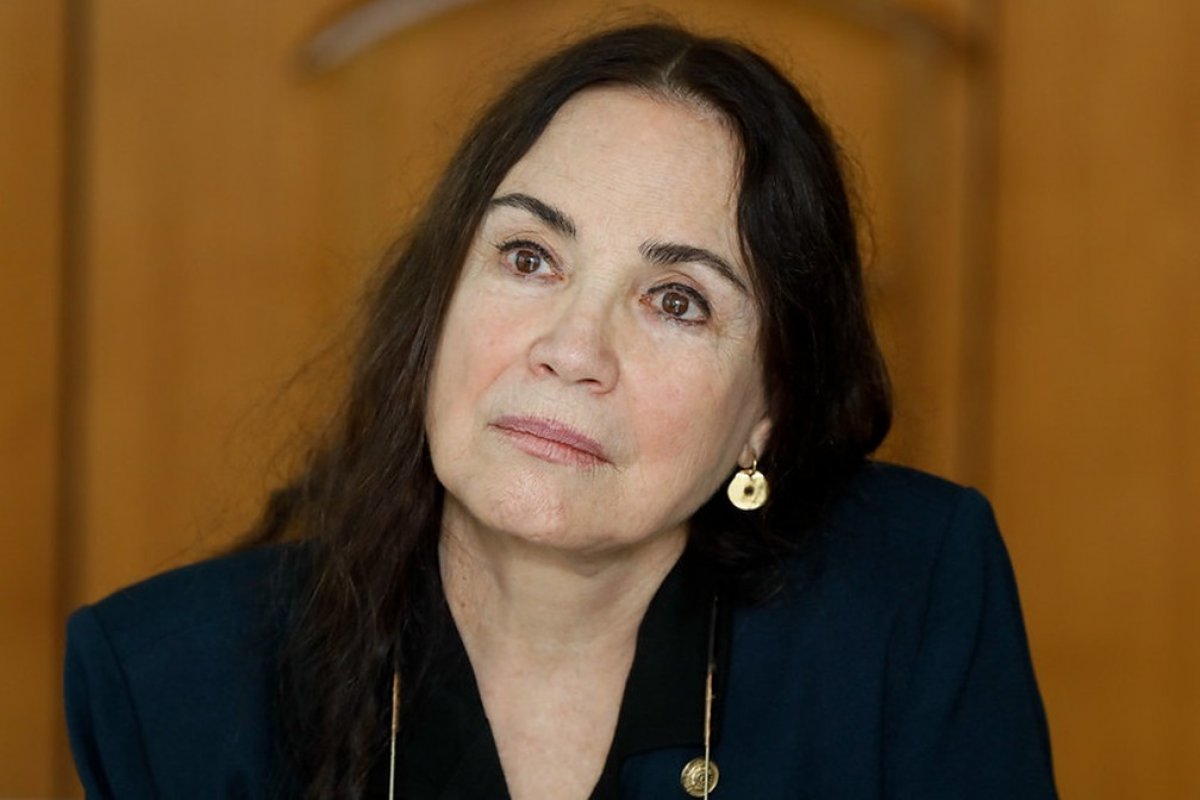 Justiça manda Regina Duarte se retratar por "fake news" de Marisa, ex-esposa de Lula