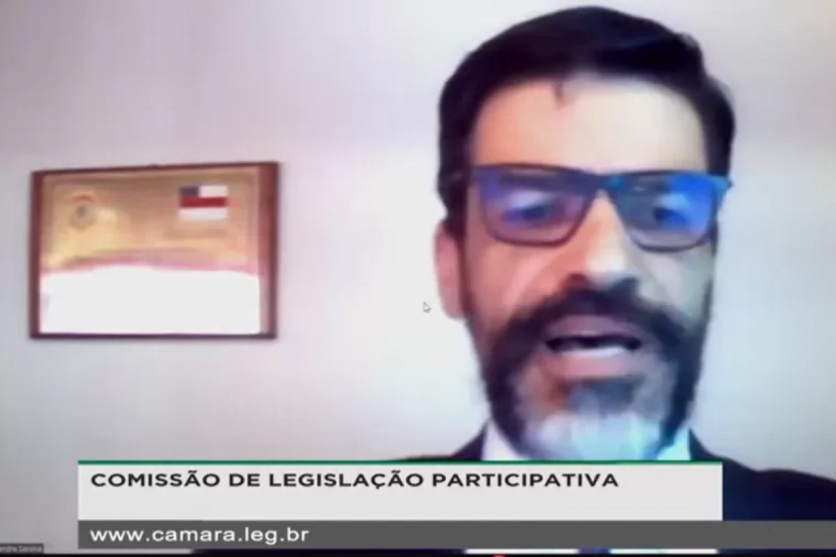 "Pseudoperícia", acusa delegado da PF sobre madeira apreendida por Salles 