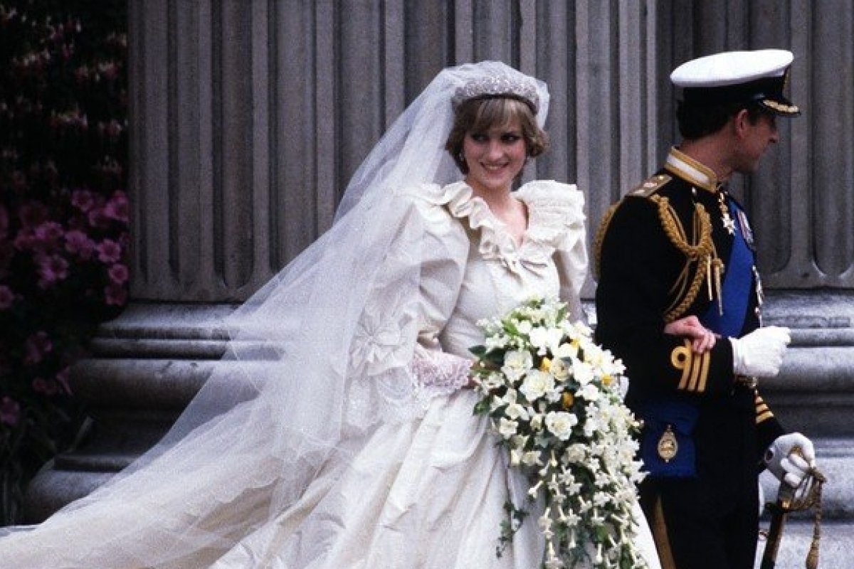 Vestido de noiva usado por Diana em seu casamento com o príncipe Charles poderá ser visto pelo público pela primeira vez em 25 anos! 