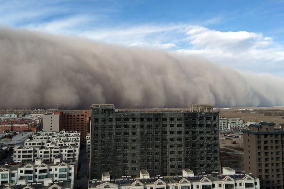 Tempestade de areia encoberta cidade no noroeste da China