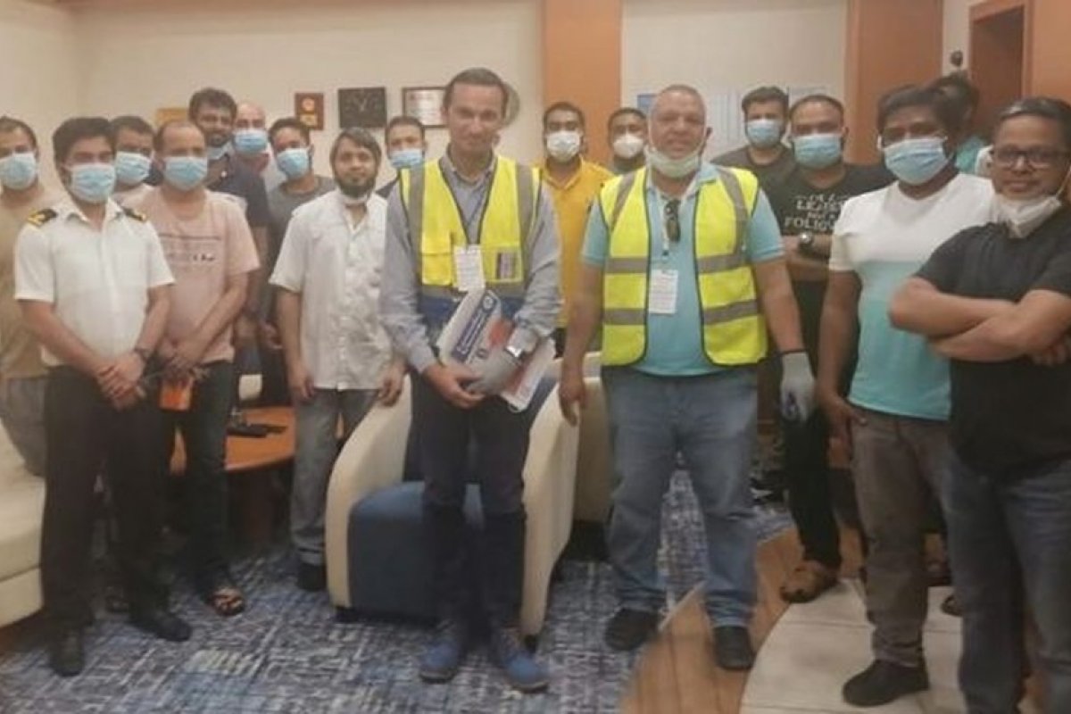 Canal de Suez: Tripulantes de navio encalhado podem enfrentar anos de espera até que possam deixar a embarcação 