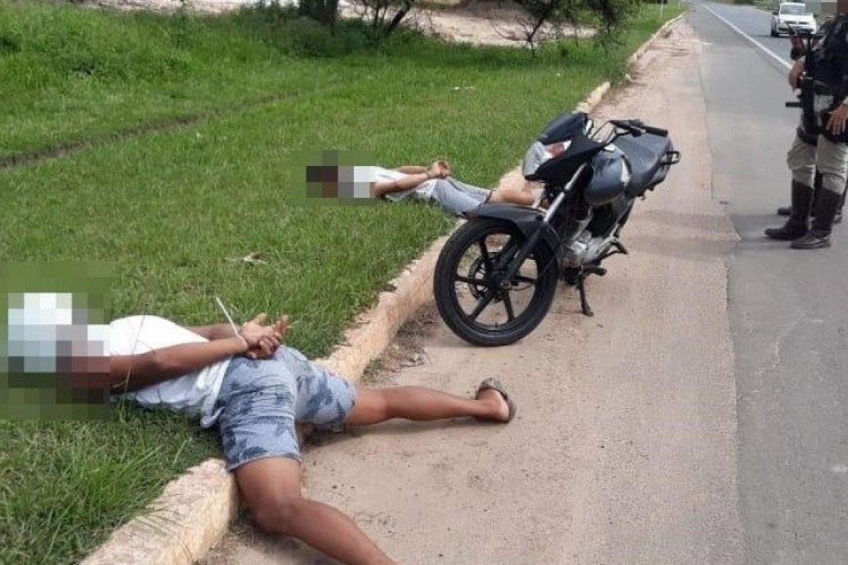 Motociclistas são presos por porte ilegal de arma na Estrada do Coco