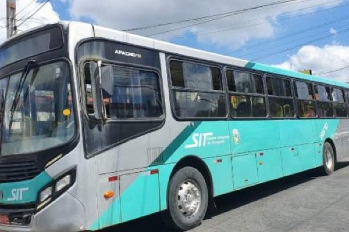 Homem é espancado pela população após assaltar cerca de 40 passageiros dentro de ônibus em Feira de Santana