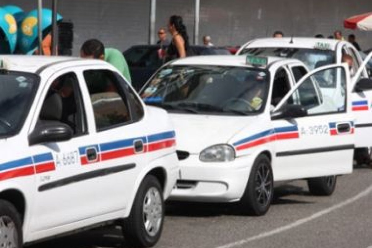 Taxistas realizam protesto por prioridade na vacinação contra a covid-19