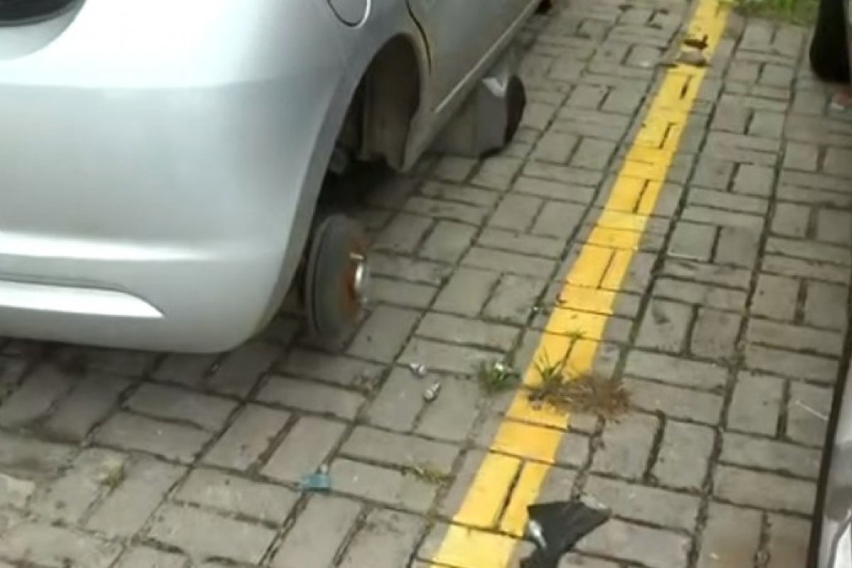 Criminosos roubam pneus de carros estacionados no bairro do IAPI, em Salvador