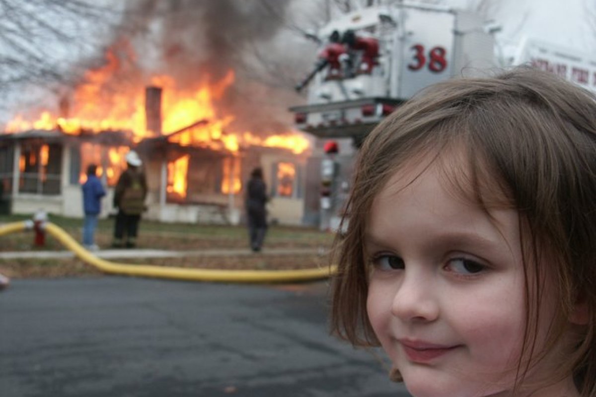 Meme de garota em frente a uma casa pegando fogo é vendida por US$ 473 mil