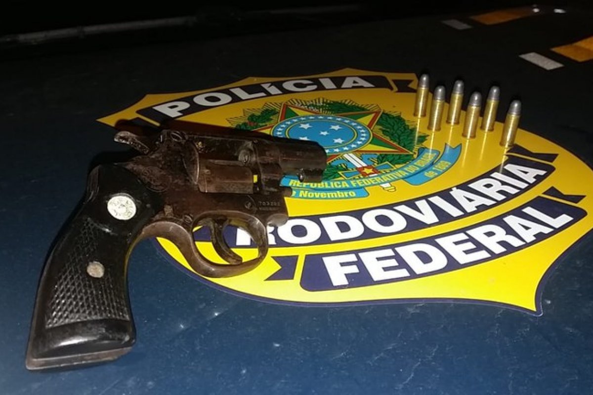 Homem é preso com arma e munições em Eunápolis, no sul da Bahia