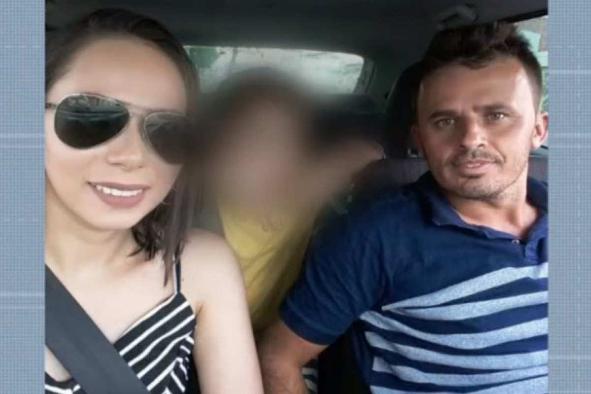 Duas pessoas da mesma família morrem após carro bater em poste; homem tentou ajudar e morreu após ser eletrocutado
