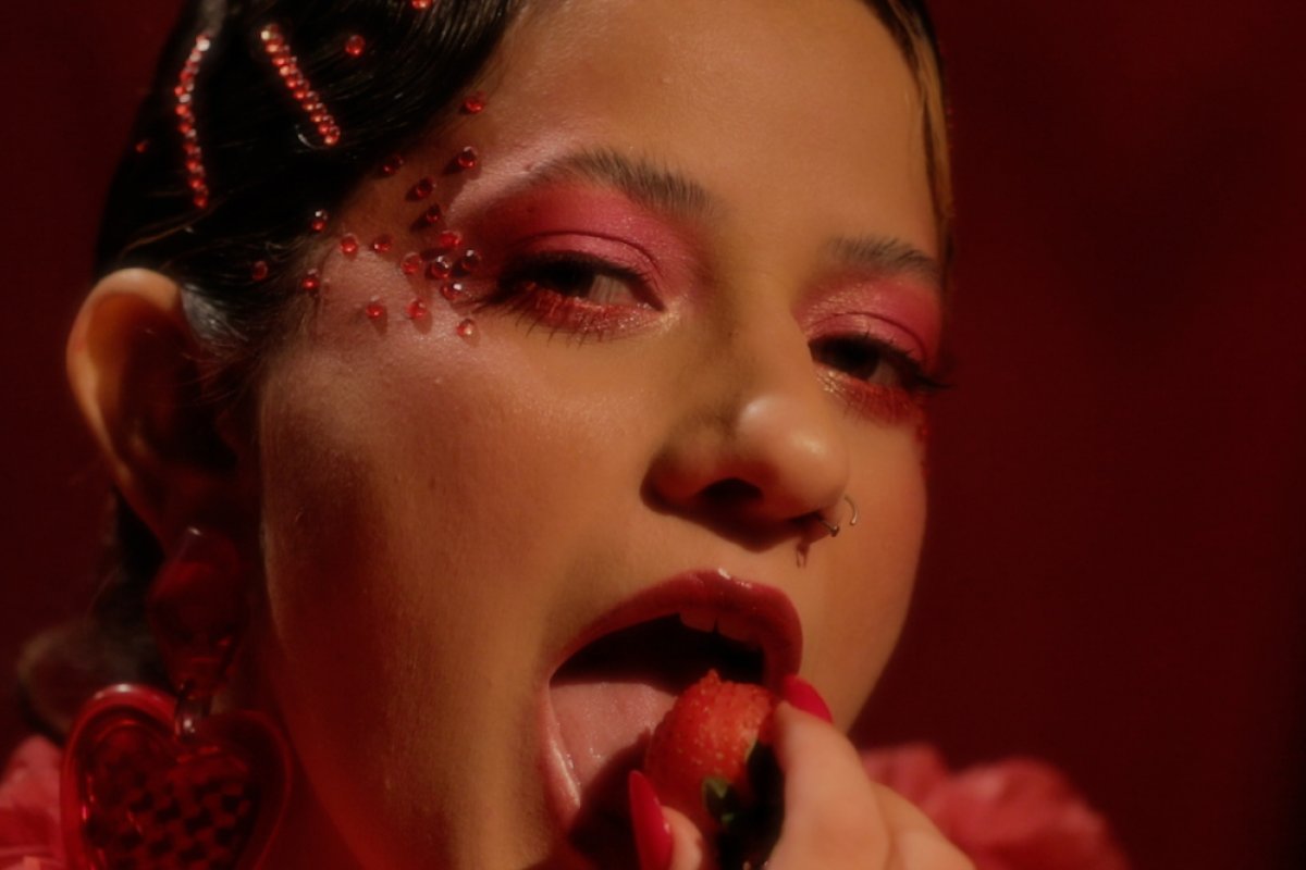 Bruna Brandão estreia na cena indie pop com clipe de 'Leoa' 