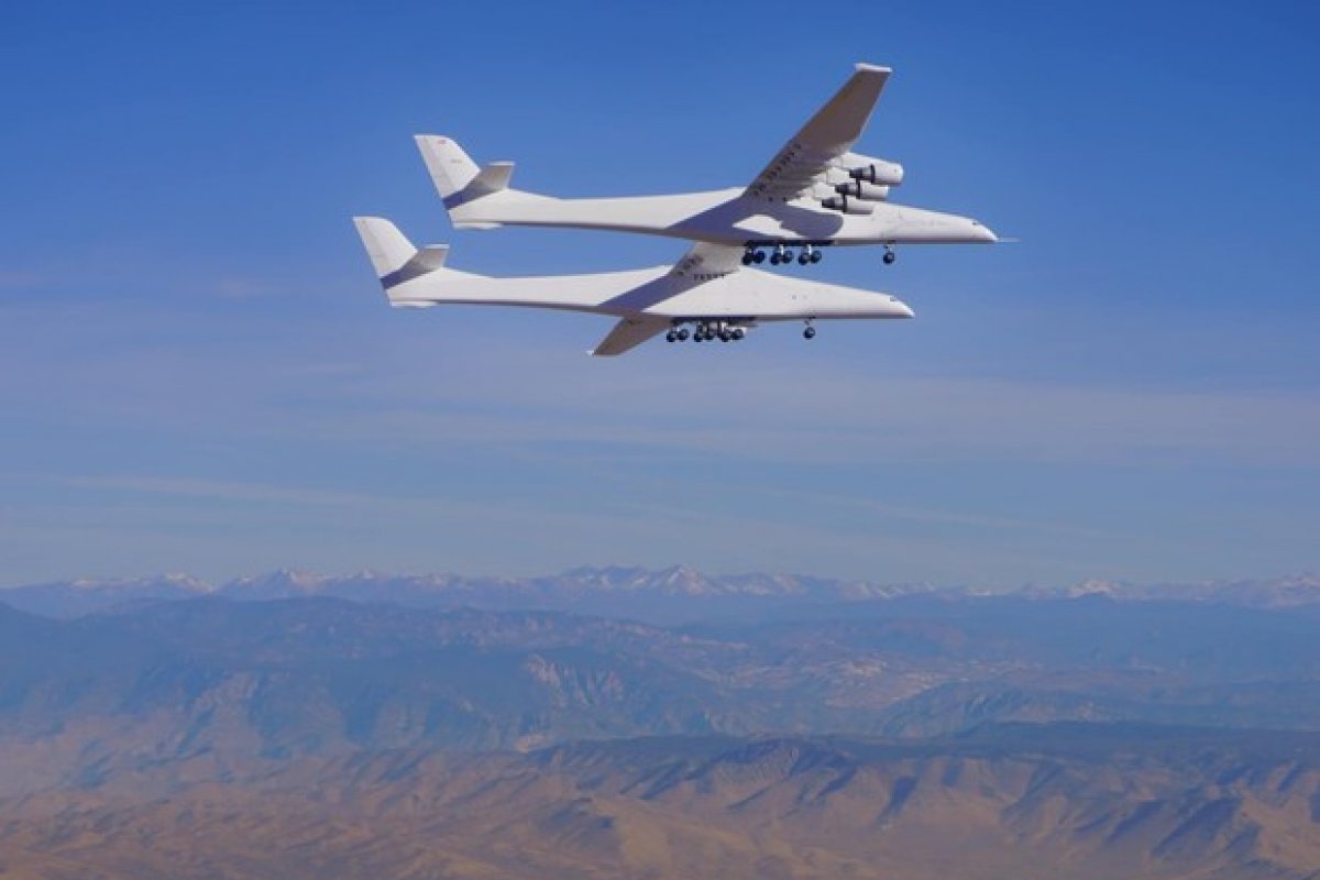 Avião mais largo do mundo completa voo teste nos EUA