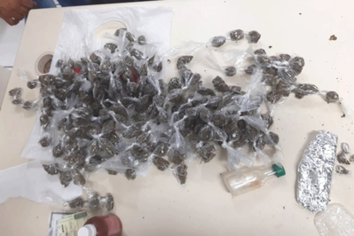 Dupla é presa por tráfico de drogas e e associação para o tráfico, no bairro da Liberdade, em Salvador