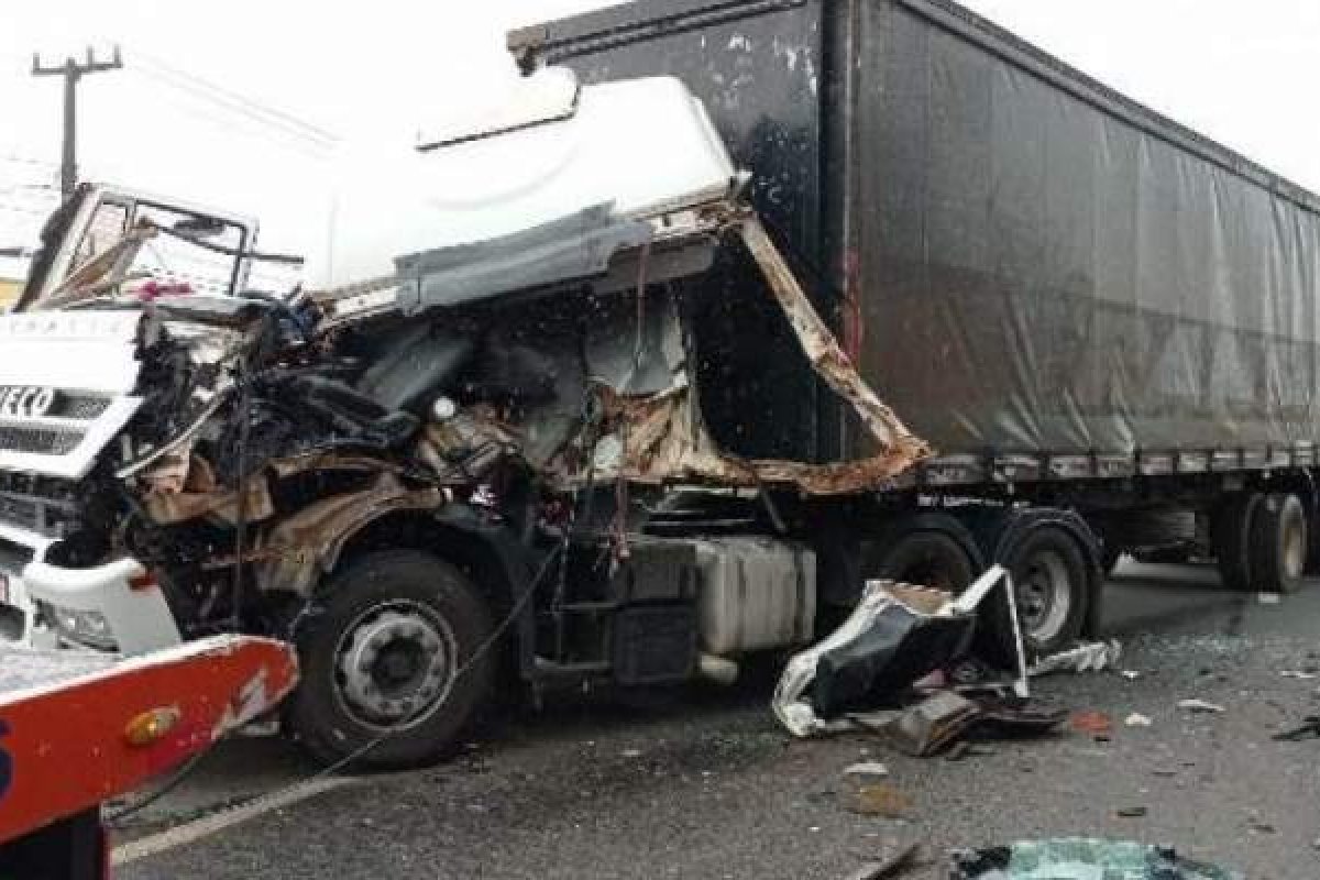 Acidente entre carretas deixa trânsito congestionado na BR-324