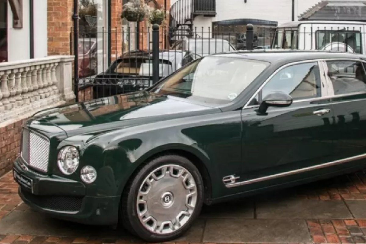Carro que conduziu a Rainha Elizabeth II durante anos está à venda por R$ 1 milhão
