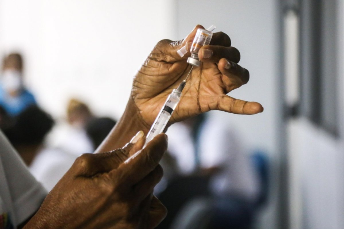 Aplicação da segunda dose da CoronaVac segue neste sábado (1º)