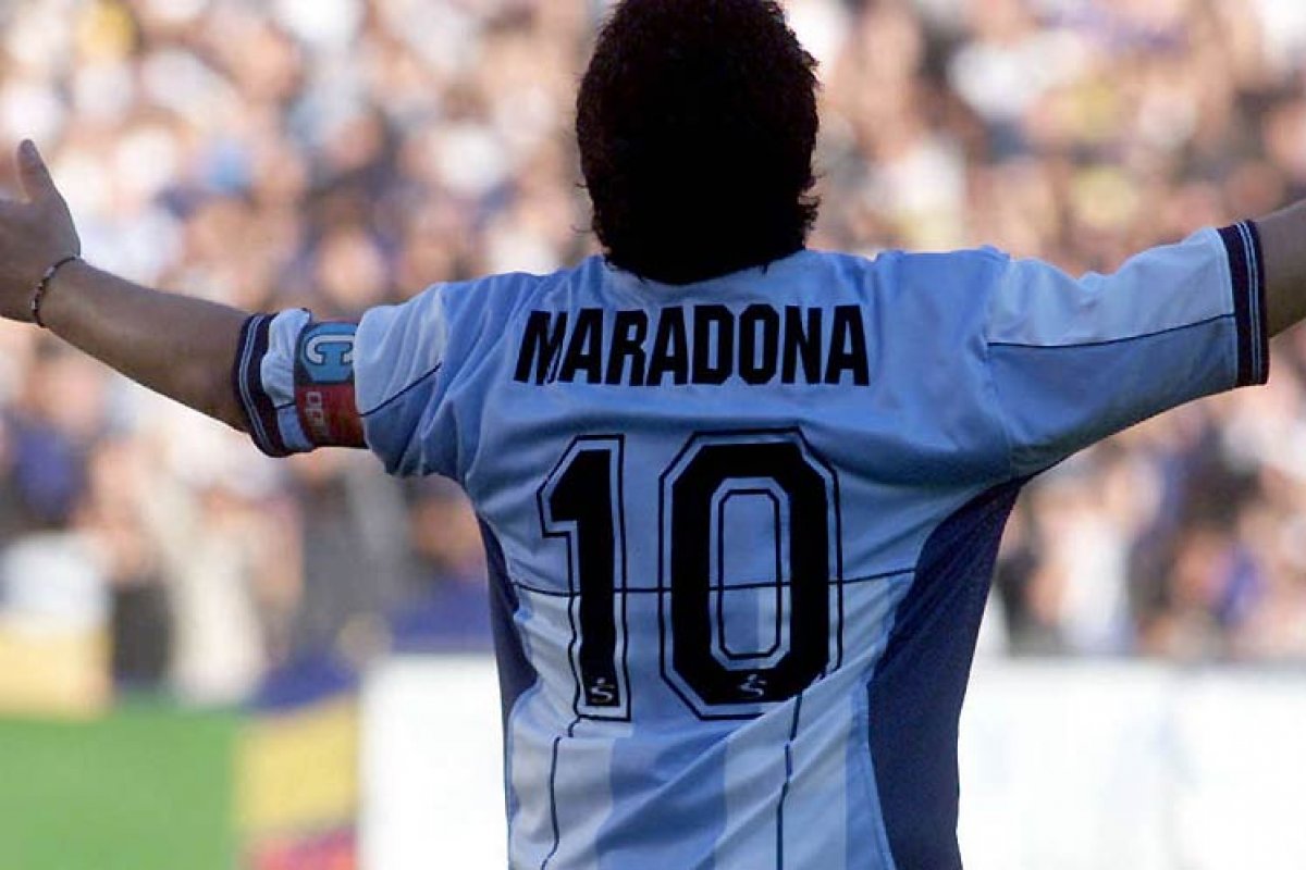 Relatório aponta que Maradona foi "abandonado' por equipe médica" na hora de sua morte