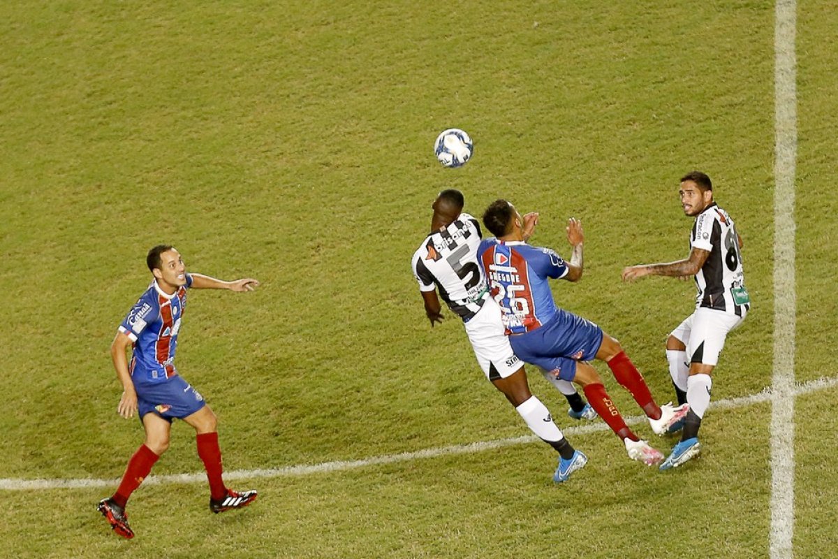 Duelo entre Steven Mendoza e Gilberto agita final da Copa do Nordeste entre Bahia e Ceará 