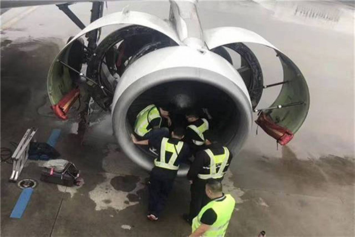 Chinês é preso por jogar moedas em motor de avião para atrair sorte