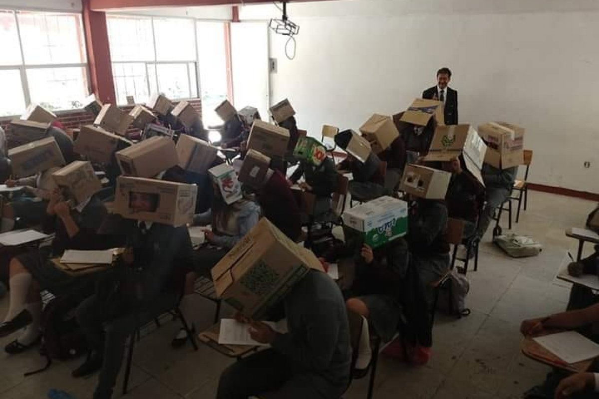 Professor mexicano faz estudantes usarem caixa de papelão na cabeça para evitar 'cola'