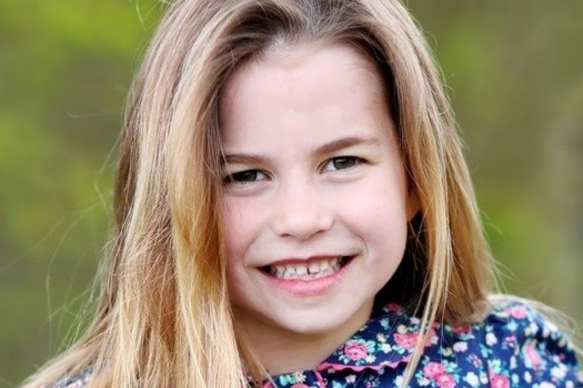 Família real divulga foto de aniversário da princesa Charlotte, a quarta na linha de sucessão ao trono britânico! 