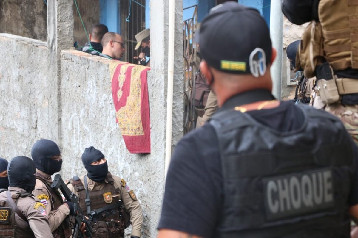 Criminosos invadem casa de família no bairro de Santa Cruz, em Salvador, e os fazem de reféns