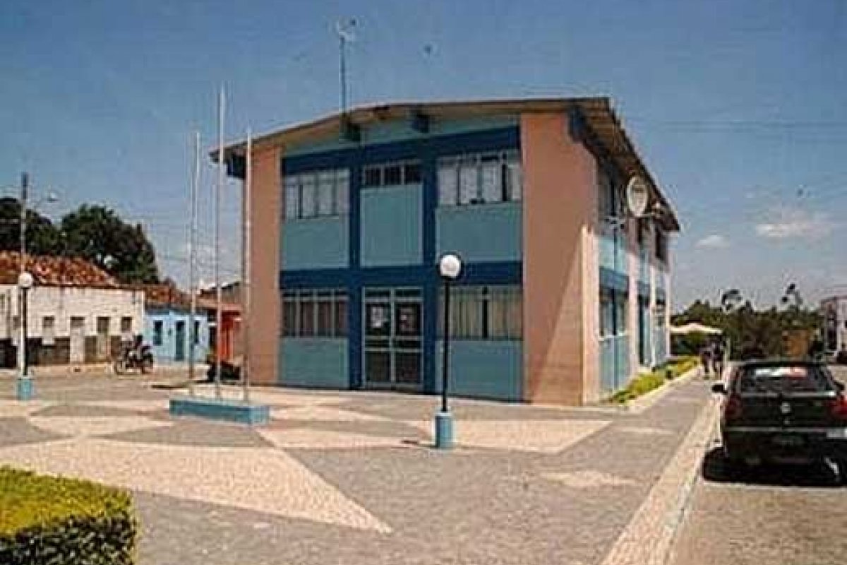 Professores de Tanhaçu paralisam atividades devido atraso de salários 