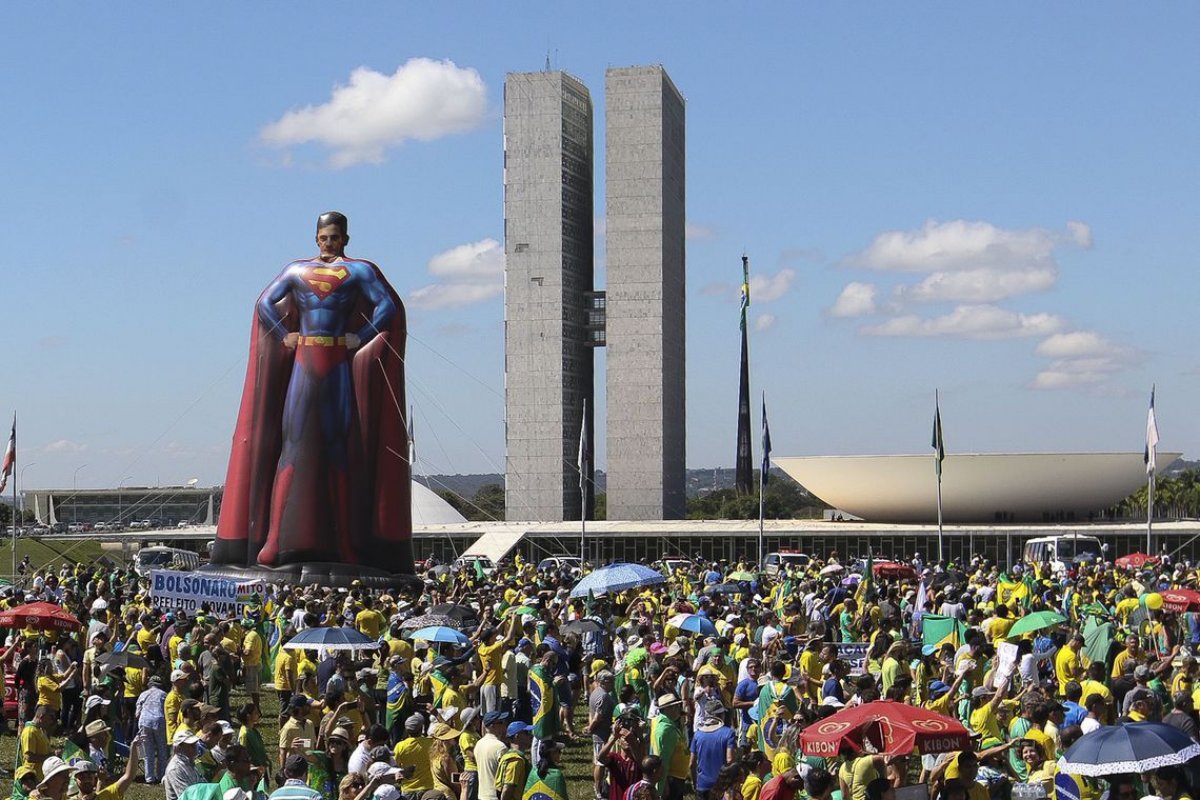 Líder do PSL alega “surpresa” com apoio à Reforma da Previdência nas manifestações e oposição critica bandeiras contra o Congresso