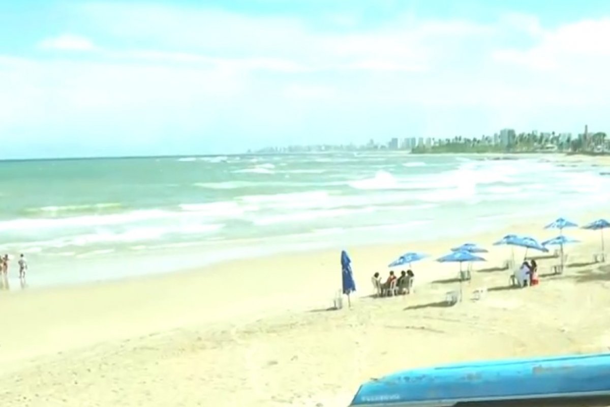 Praia de Itapuã registra pouco movimento de banhistas no primeiro dia de reabertura das praias de Salvador