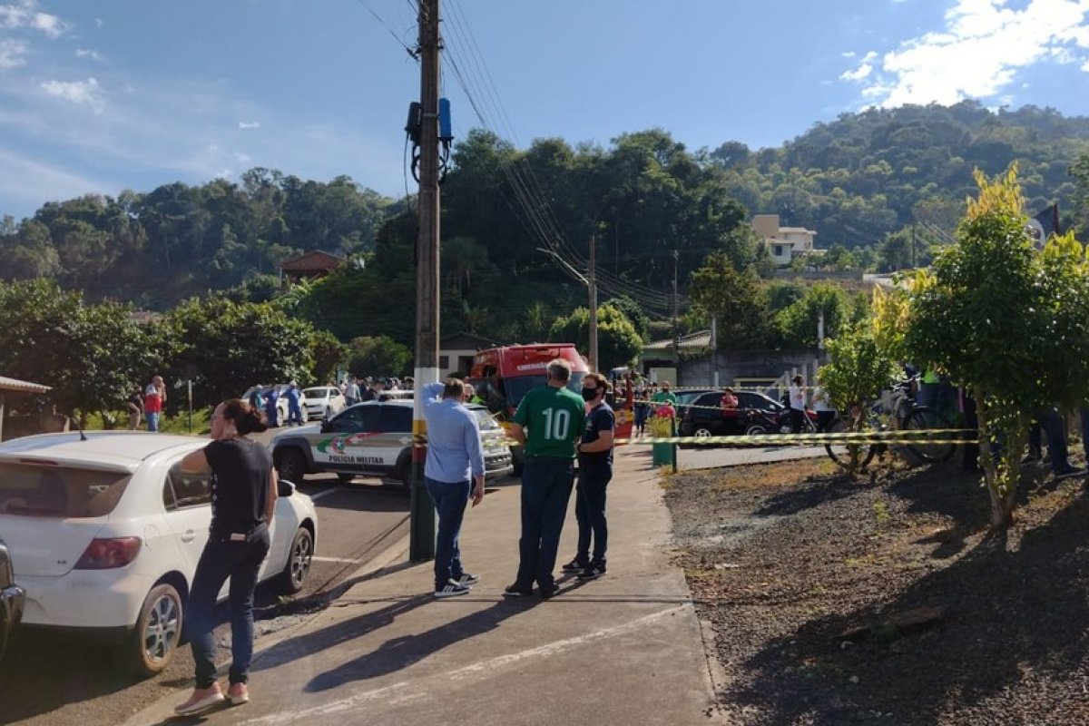 Adolescente invade escola e mata três crianças e duas professoras no oeste de Santa Catarina   