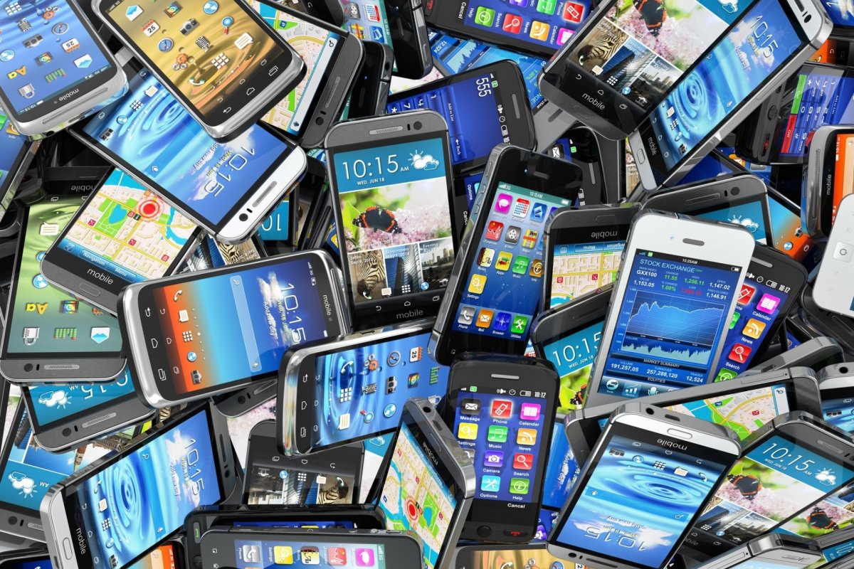 Três em cada dez brasileiros têm celular parado em casa