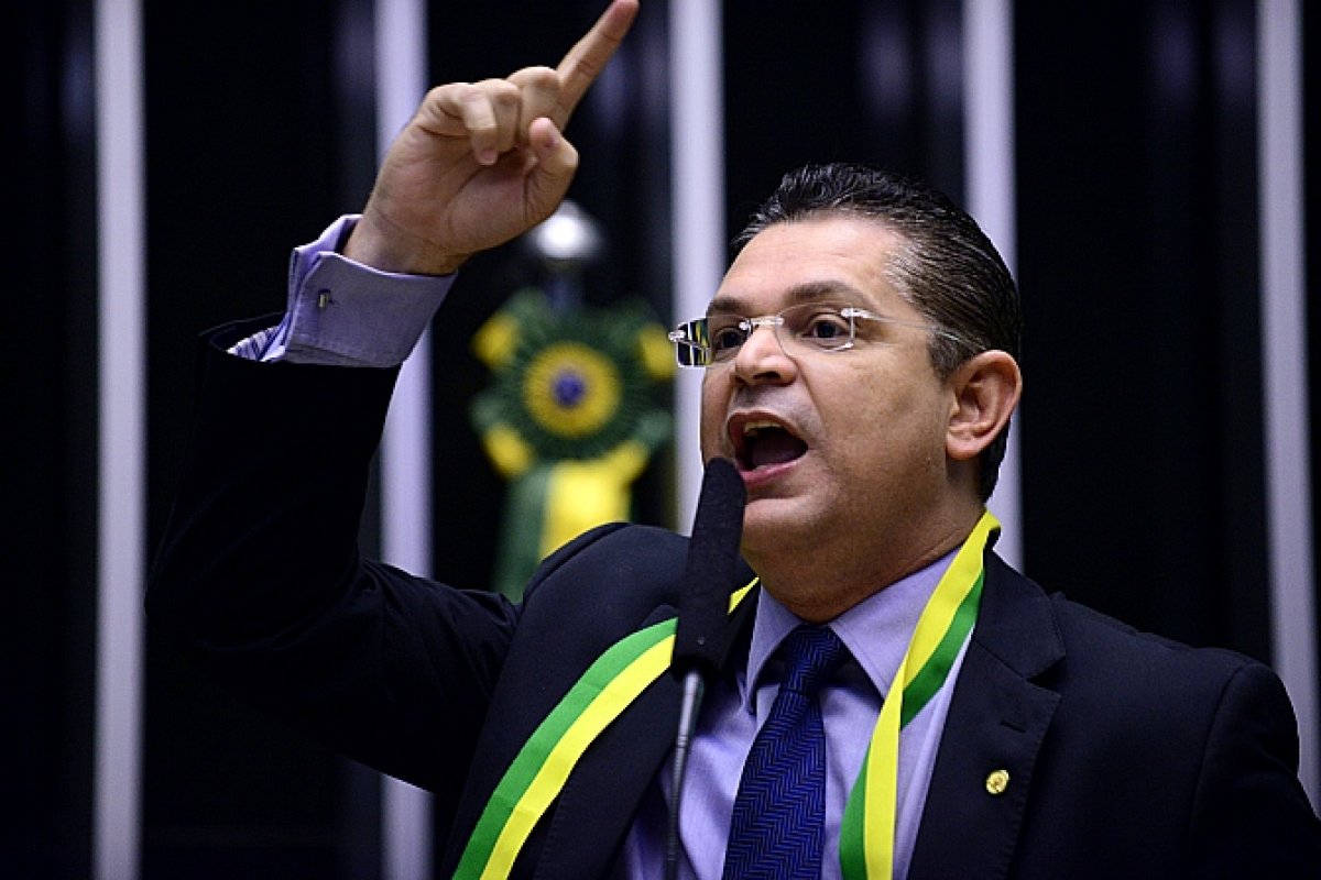 Deputado Sóstenes questiona ausência de Roberto Jefferson em votação de PL contra STF