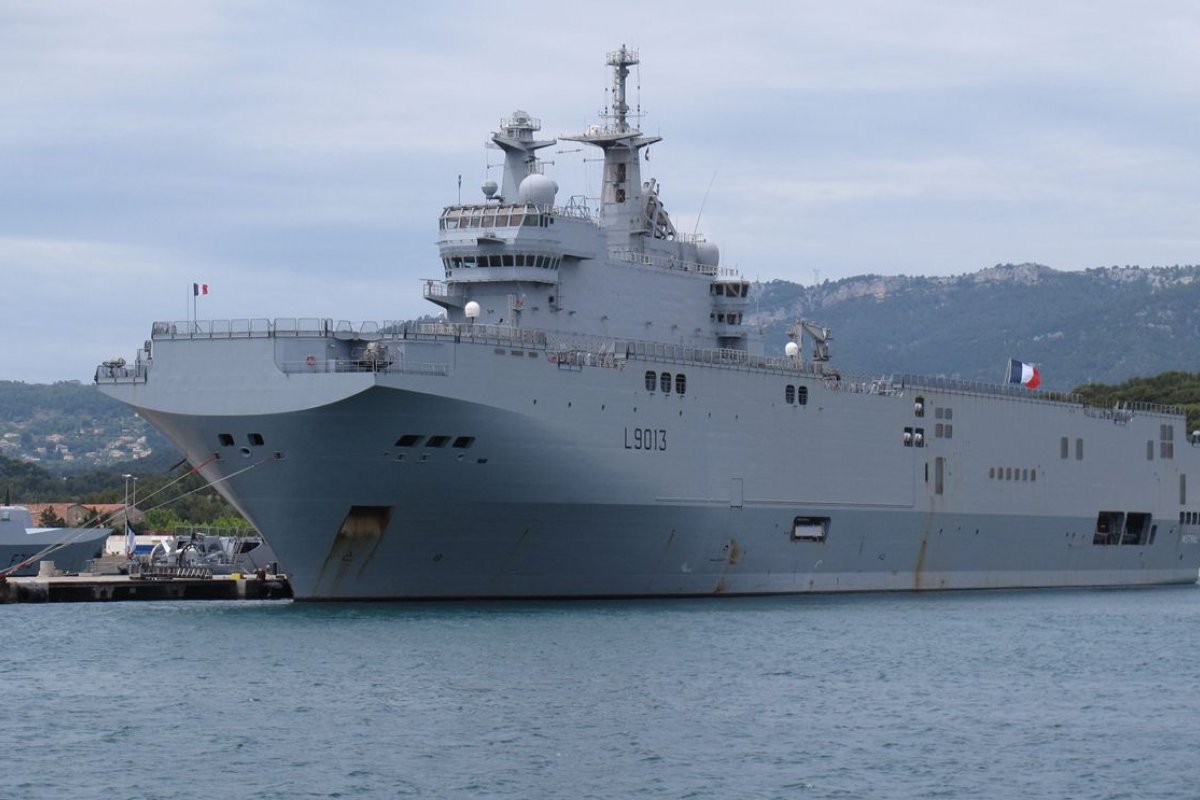 Reino Unido e França enviam navios de guerra para o Canal da Mancha