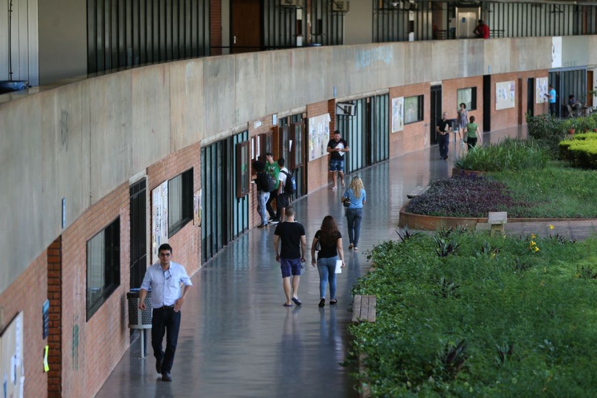 Com o dobro de alunos, verba de universidades federais é igual a de 2004  