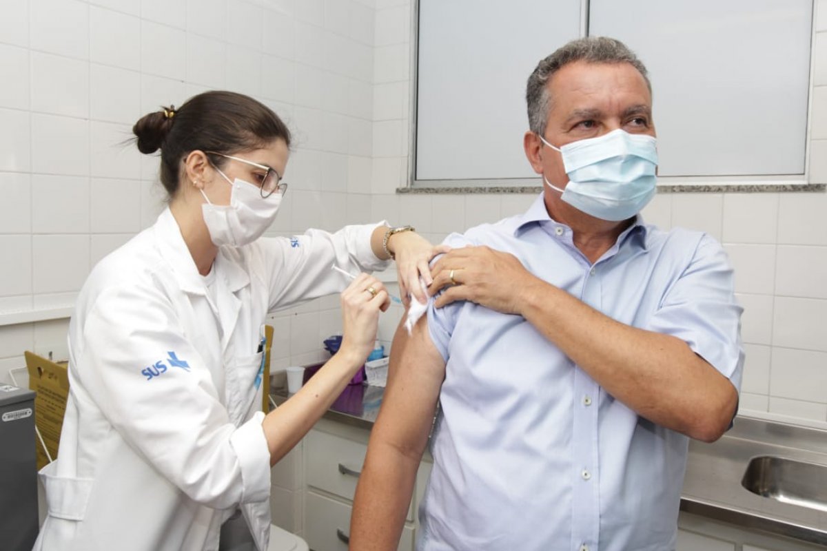 Governador Rui Costa recebe primeira dose da vacina da Pfizer contra covid-19