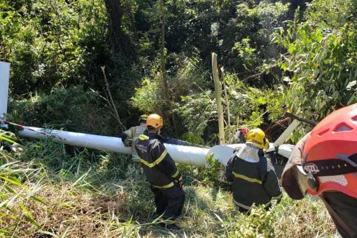 Helicóptero cai em mata no bairro Olhos d'Água, na região Oeste de Belo Horizonte 