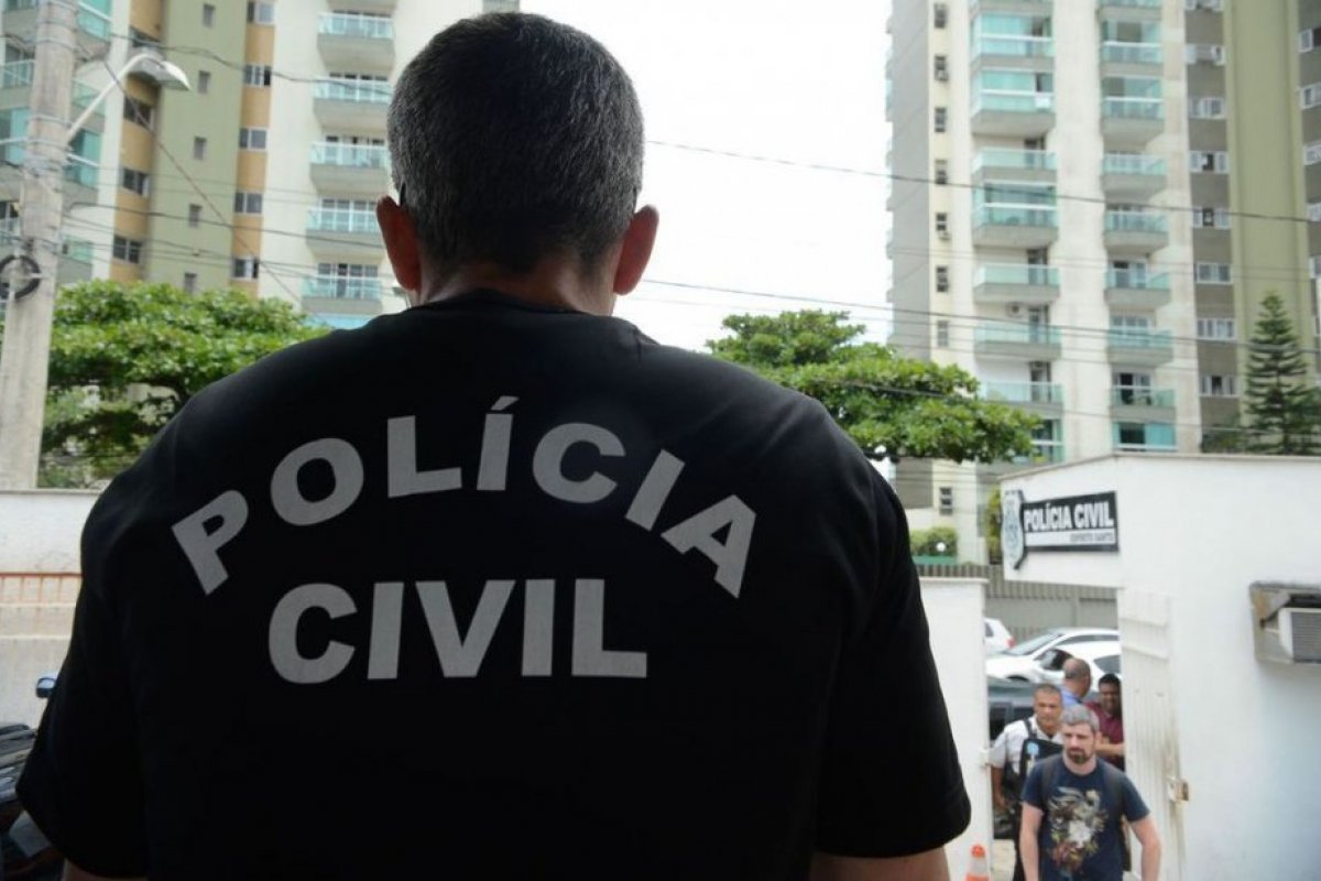 Polícia procura casal que invadiu creche e manteve crianças e funcionários reféns no Rio de Janeiro