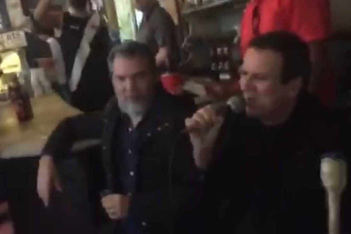 Vídeo: Em aglomeração e sem utilizar máscara, Eduardo Paes participa de roda de samba no Rio